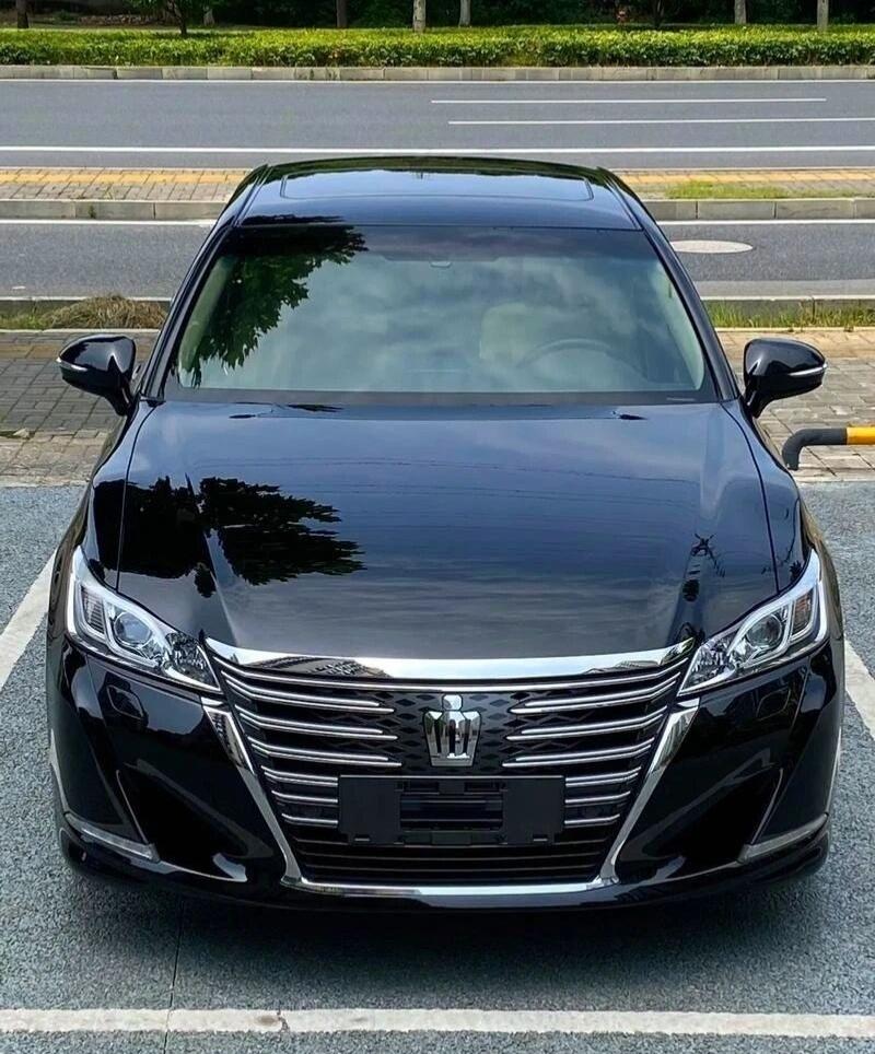 丰田皇冠，经典豪华轿车，主打舒适可靠。优点是皮实耐用、座椅软、隔音好，混动版非常