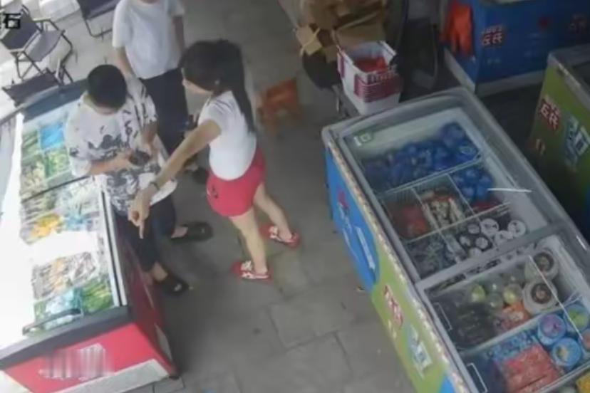 湖南一男子，举报邻居酒驾之后，意外发现自己的个人信息被人泄露出去了，随后还遭到了