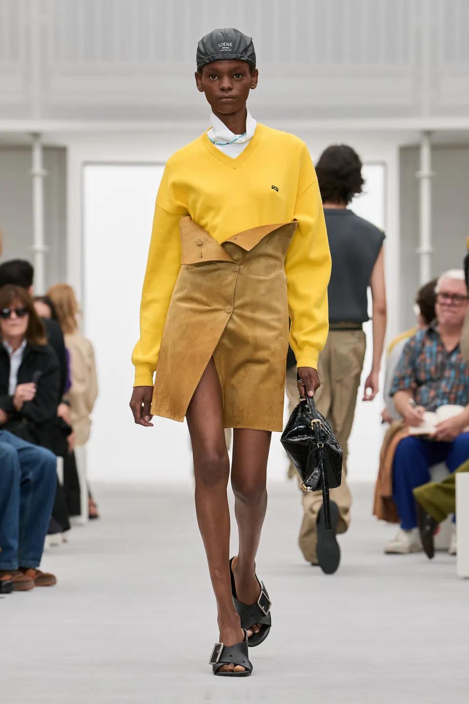 LOEWE这季有点东西时装周这一季是旧世界与新世界的对话，现代主义色块碰撞西班牙