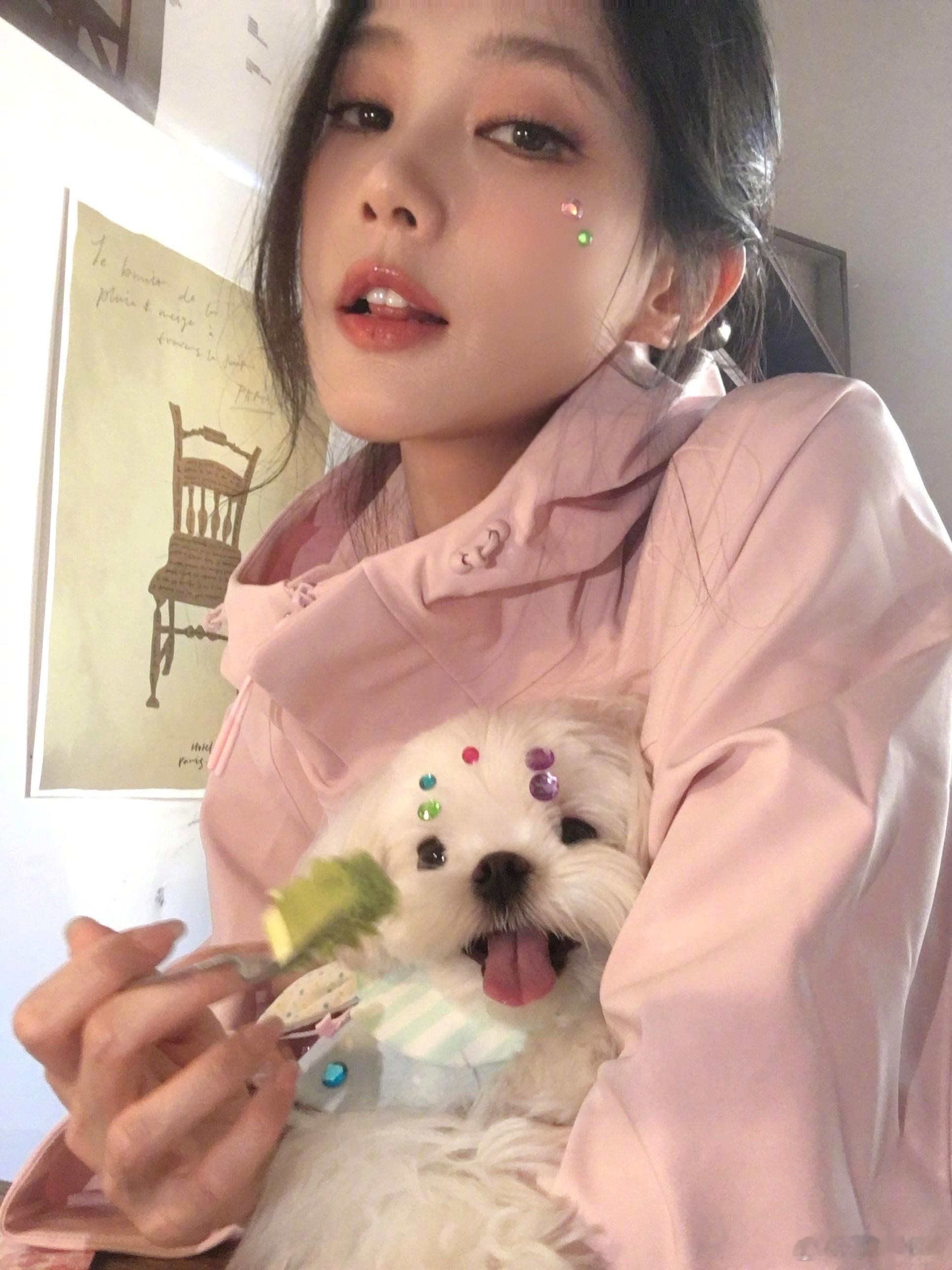 李一桐有人的小香舌[爱心]和小狗狗一样的表情哦​​​