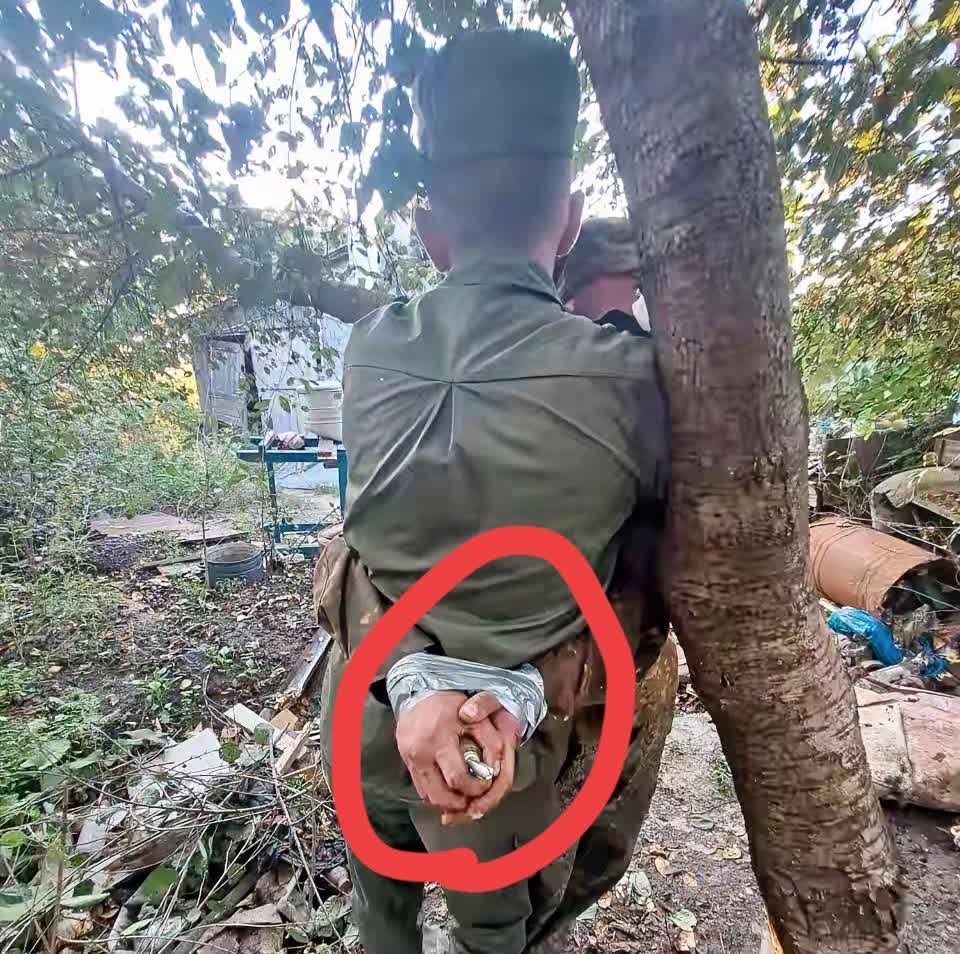 俄罗斯士兵控制乌克兰士兵的新方法[捂脸哭]两人面对面捆在一起、双手握住一枚解开了引