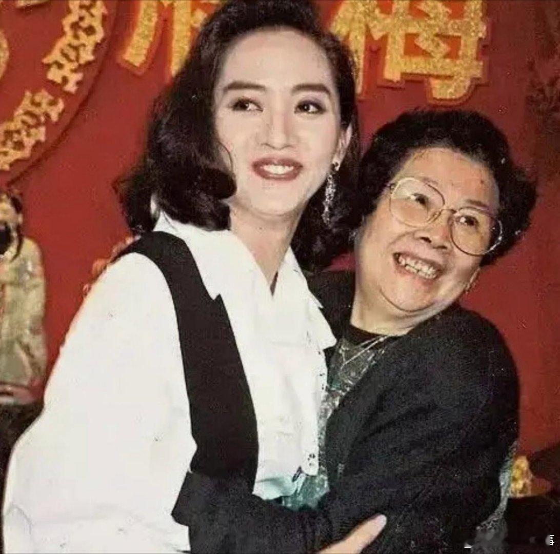 梅艳芳临终前曾设信托照顾母亲据港媒，梅艳芳妈妈覃美金8月30日去世，享年102岁