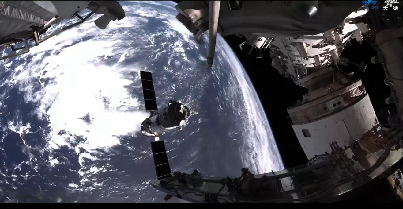 神舟二十号撤离时，天宫视角的画面！航天【神20返回舱成功着陆】