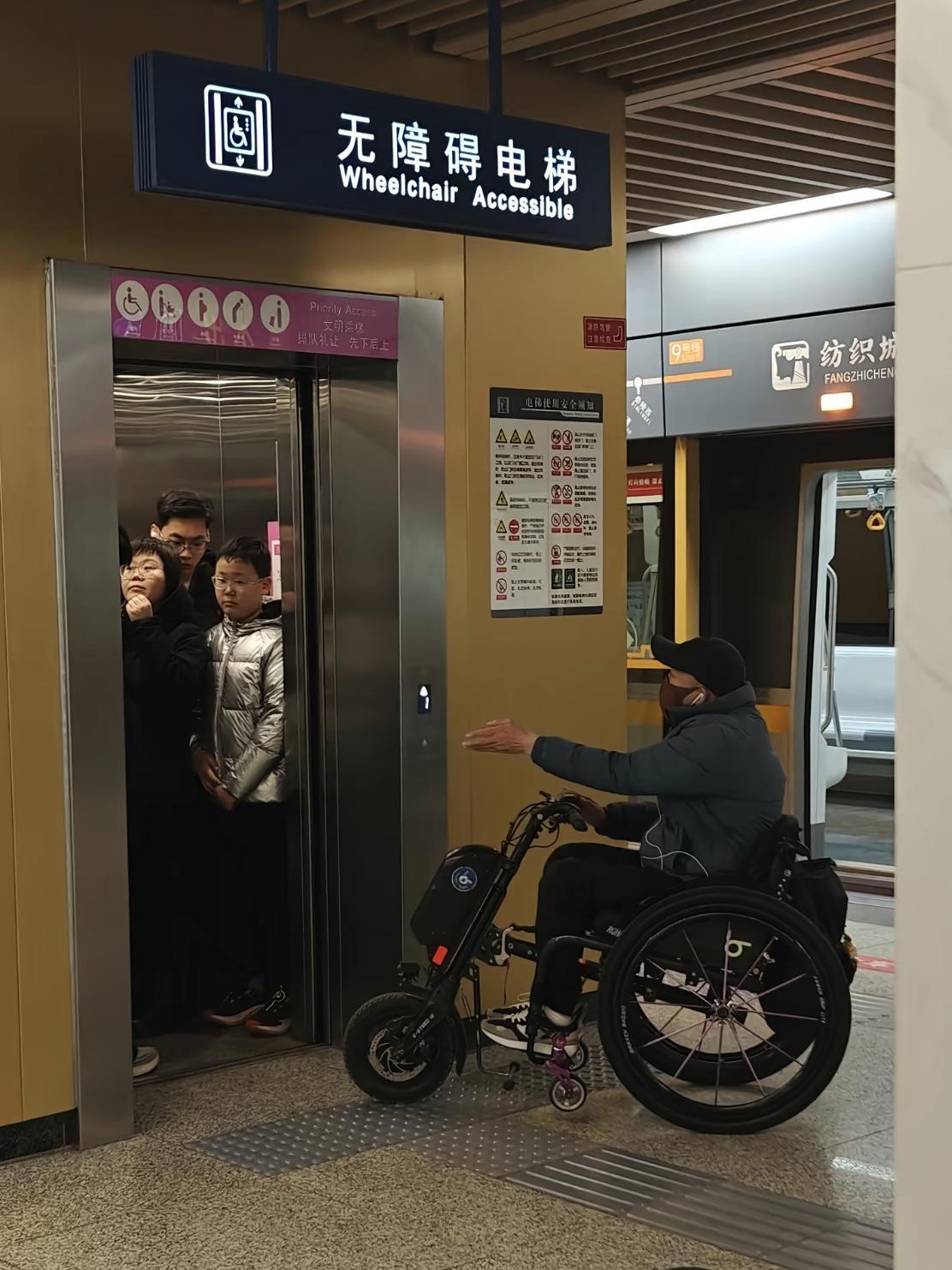 谁能告诉我这是哪个城市的地铁？这样的事在上海不可能发生。有人说这些人的行为不算违