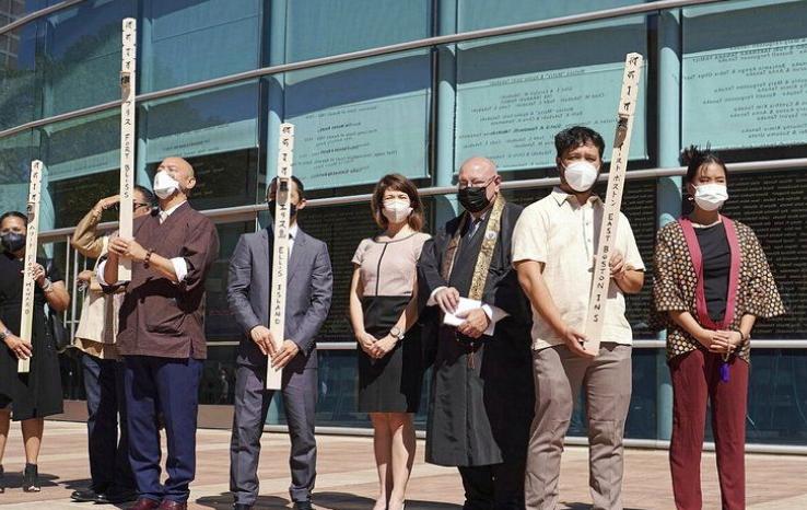一觉醒来，美国的华裔论坛炸了，因为美国的一个右翼主持人伊恩·克罗斯兰，公然在节目