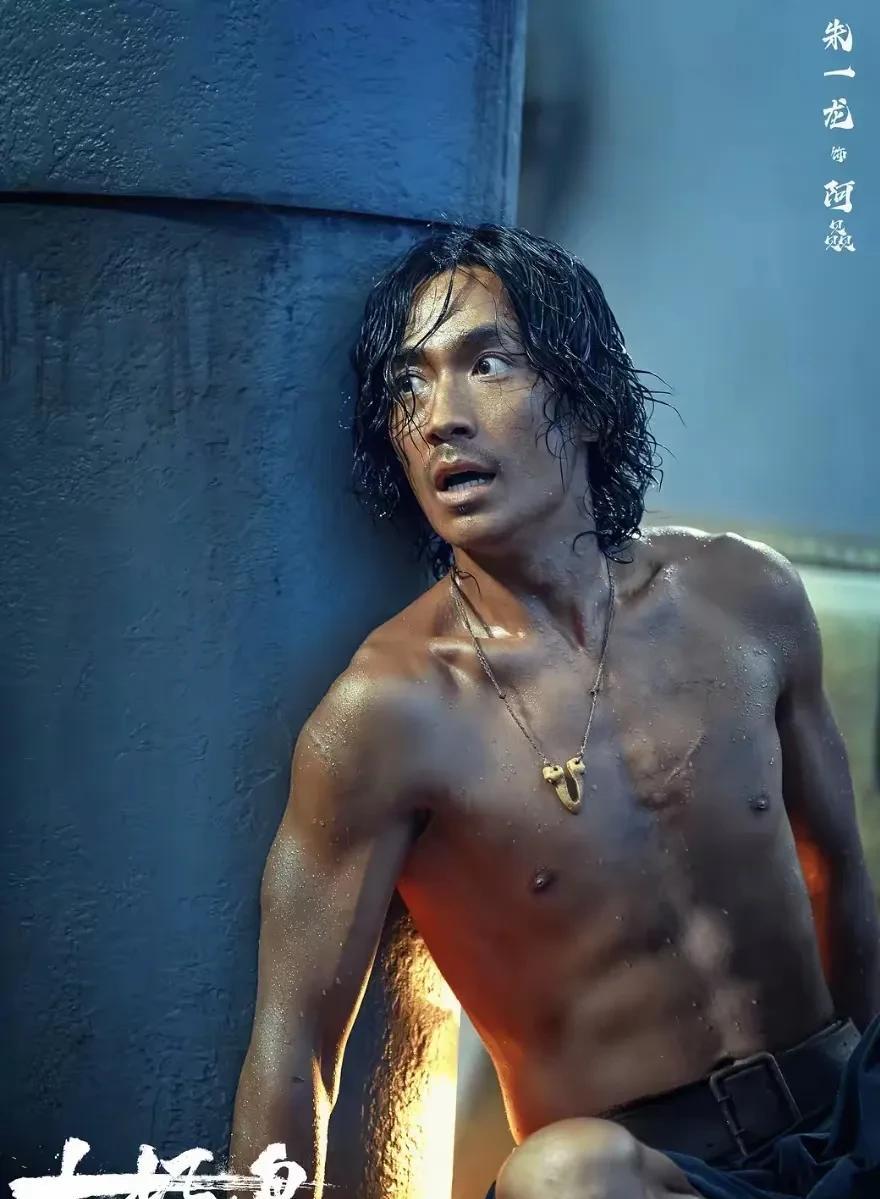 《东极岛》里的一个情节不理解。岛上三百多人，却被俩个日本人统治了三年多？难道就不