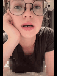 作为白人的她不理解为啥中国网友喜欢说白人有狐臭：“我跟你们讲，我有妈妈，我妈是哈