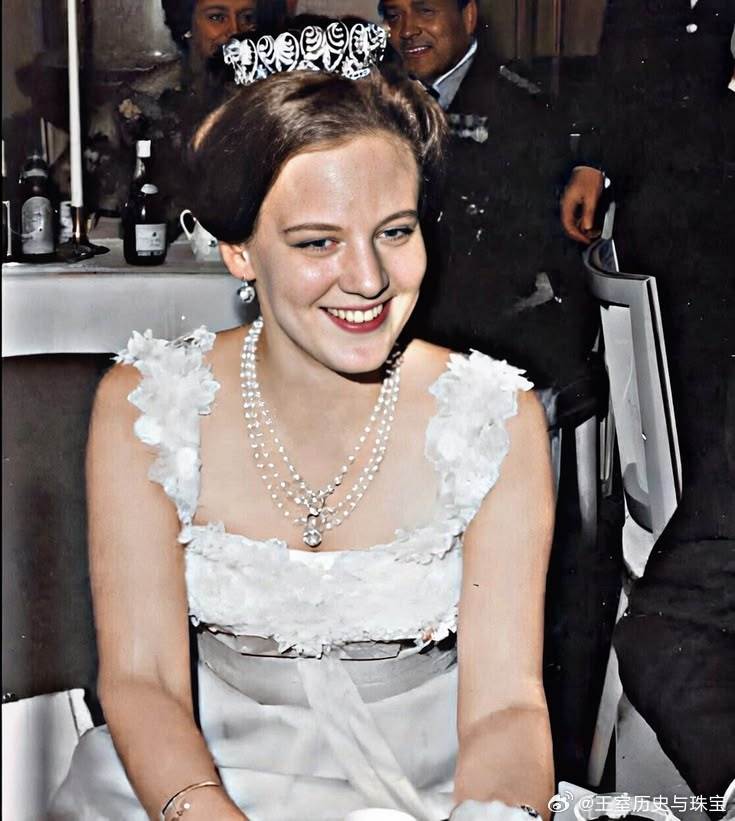 老照片分享上世纪60年代的丹麦女王玛格丽特二世出席宴会的老照片，笑靥如花，大气