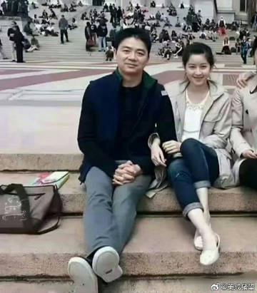 这会的刘强东三十八岁，章泽天十八岁，刚认识不久