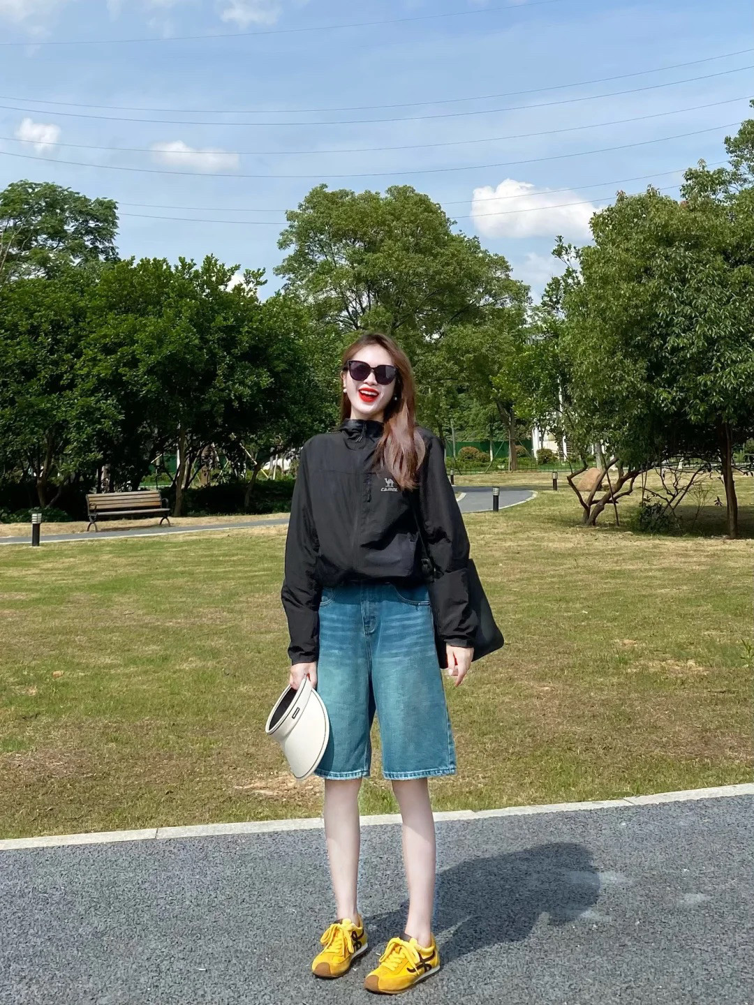 今年夏天很流行穿中裤呀！这里的中裤是指在膝盖上方2厘米左右的宽松裤子，以牛仔中裤或者是西装面料为主，