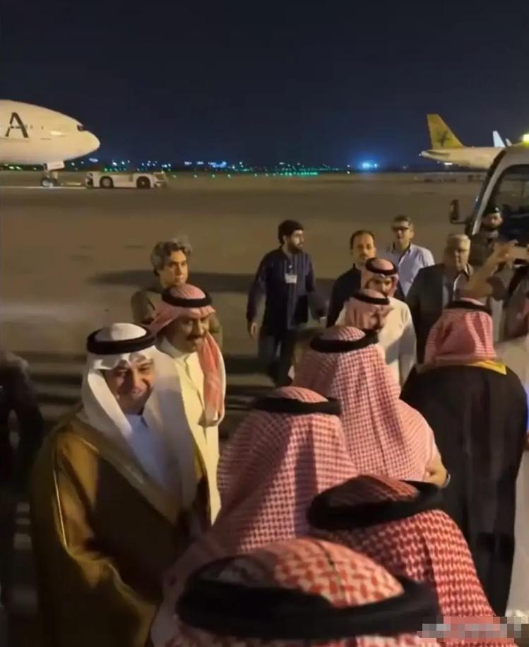 2019年，沙特给巴基斯坦递了张100亿美元的支票，不是捐给清真寺做慈善，不是帮