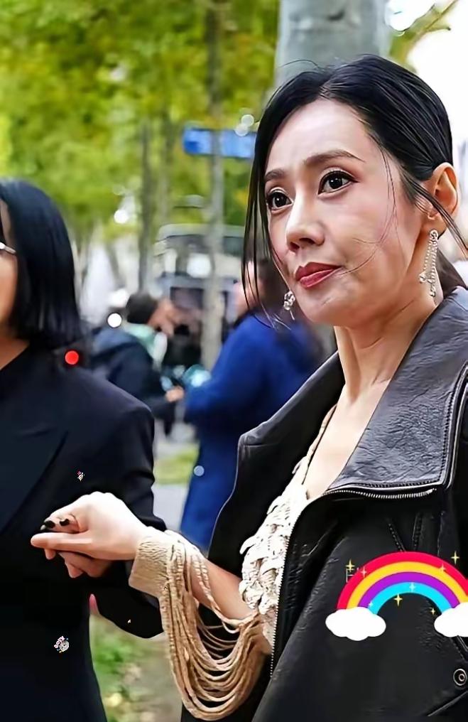 46岁的秋瓷炫，彻底撕下了中年女人的“遮羞布”。​飞机延误四小时，她刷爆丈夫的