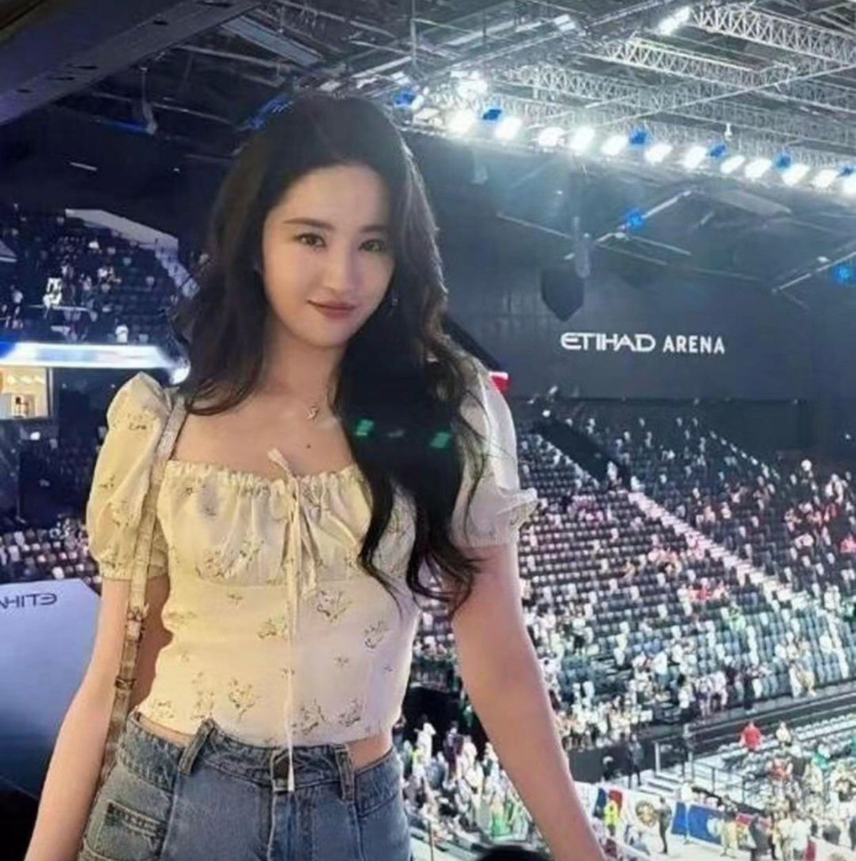 刘亦菲的牛仔裤为什么看上去短了一截，这样也不好看吧？