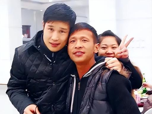 宋小宝说，当年小沈阳火了后，找他喝酒，喝酒的时候，小沈阳问宋小宝，宝你