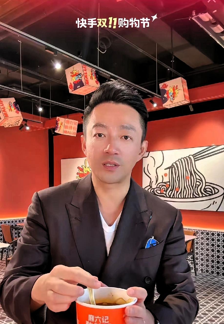 汪总和筱梅要冲双十一了，他们准备直播八个小时，不停的播。汪总一开始卖得挺好，很