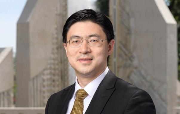 美国普渡大学决定拒招中国留学生，做出这项决定的是该校校长蒋濛。蒋濛出生于天津，在