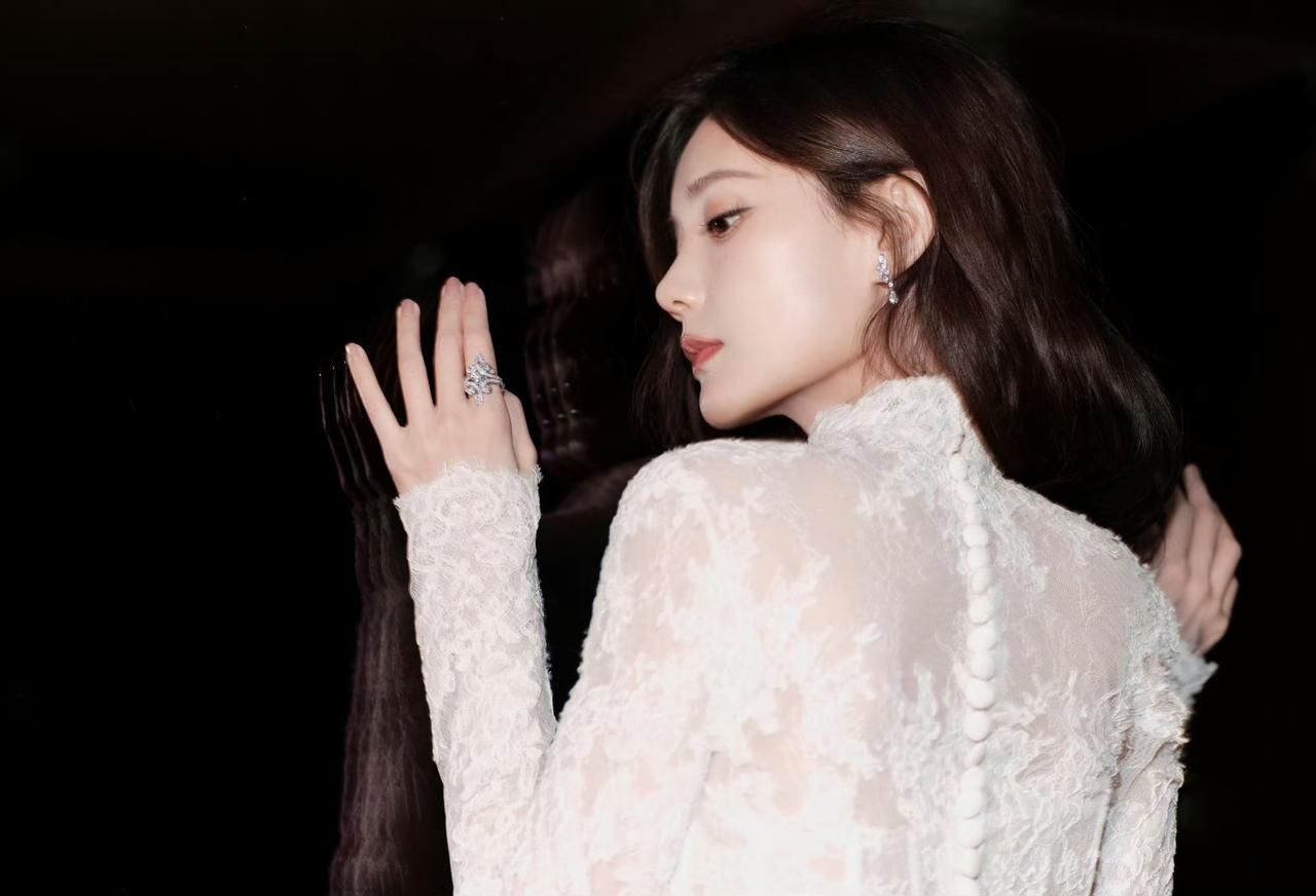 一桐颜值不用说，这套衣服把桐的身材曲线展现的非常到位，光影中就已美出天迹[滑稽笑]