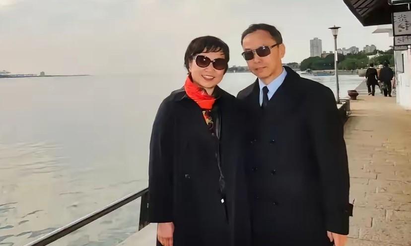 网上好多人说泰迪，我以为是一只宠物，原来是说何教授呀，不太了解何教授做错什么，大