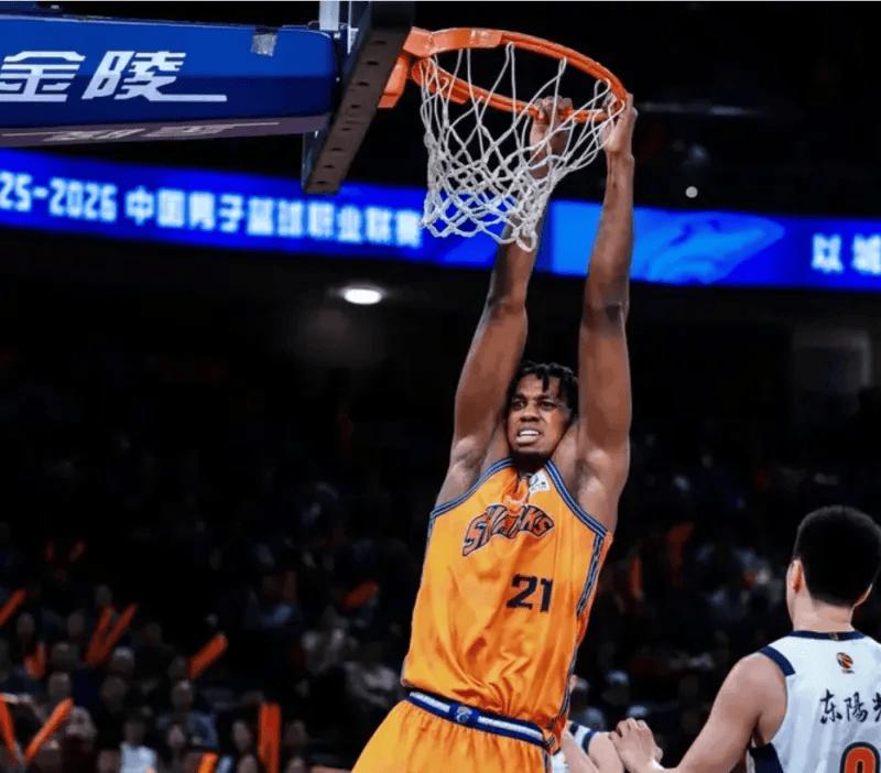 和上海队比赛结束，广东队和杜峰要重新评估本赛季的目标了。四个内线轮番上阵，抵不