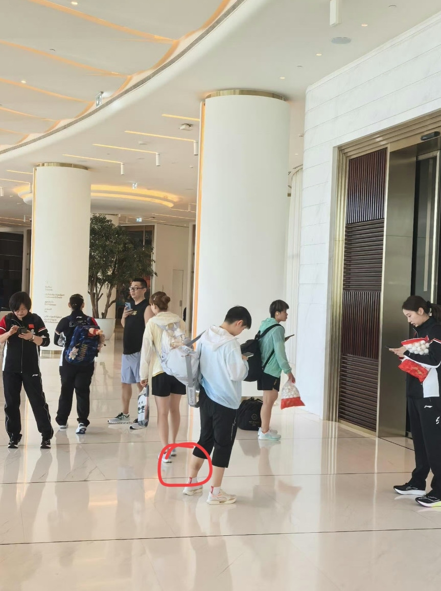孙颖莎多哈第一天上训！大家注意到了吗？放大图片看莎莎小腿淤青还没完全好，看着好