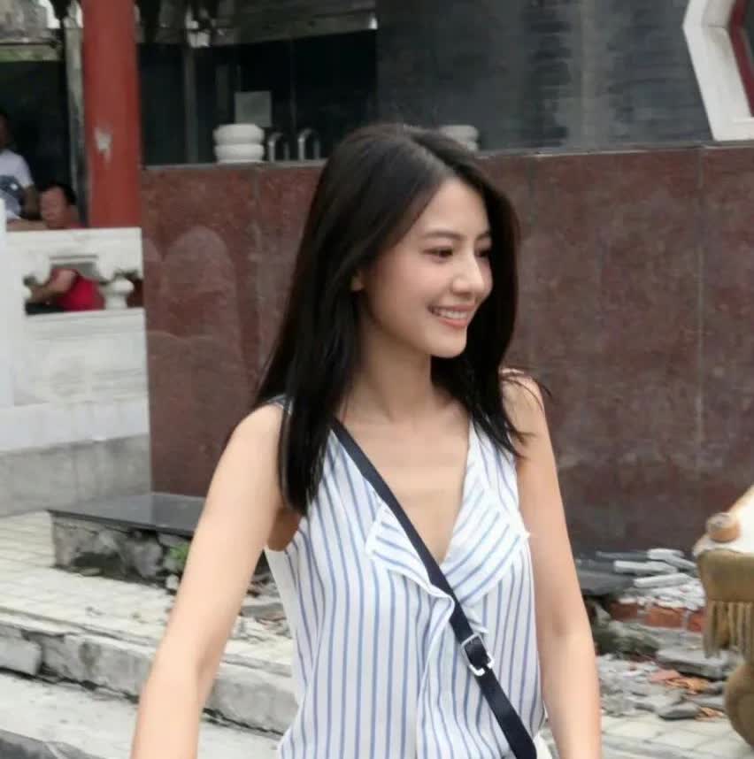 高圆圆街上被偶遇，真的是太美了，身材也是完美，气质优雅。