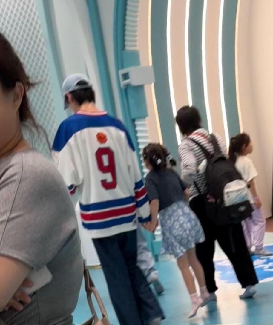 向佐郭碧婷女儿都这么高了？7月3日下午，有网友在室内场馆偶遇向佐、郭碧婷带