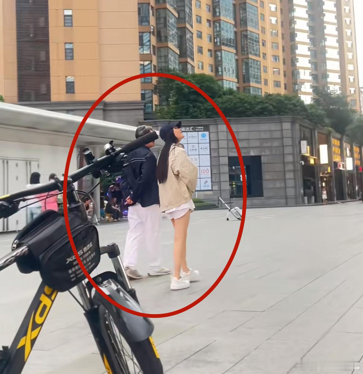 李湘王岳伦王诗龄一家三口过父亲节，而且还疑似住在赠送的豪宅中。真别说，经历风波