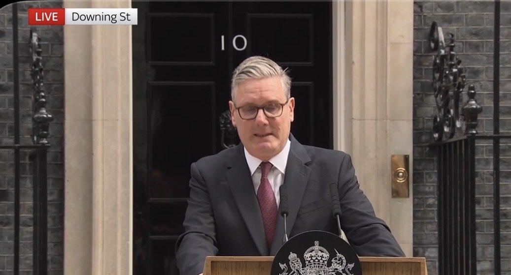 斯塔默，英国首相，哭得像个孩子，宣布了辞职。他当时胜选，优势巨大。可短短时日