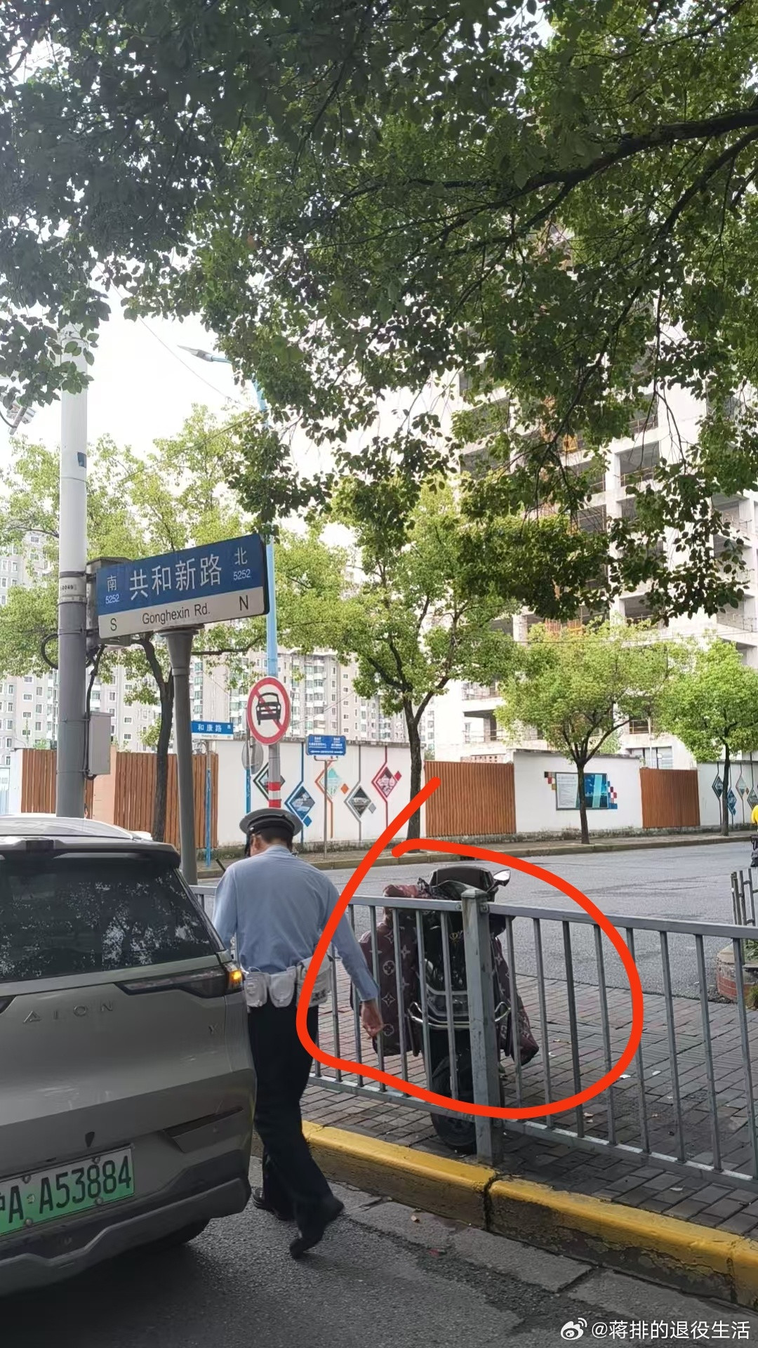 白天的值班还是蛮辛苦，光打架就有三个，盗窃三个。打架还好最后都调解了，一个小老婆扇了小姑凉一耳光赔了