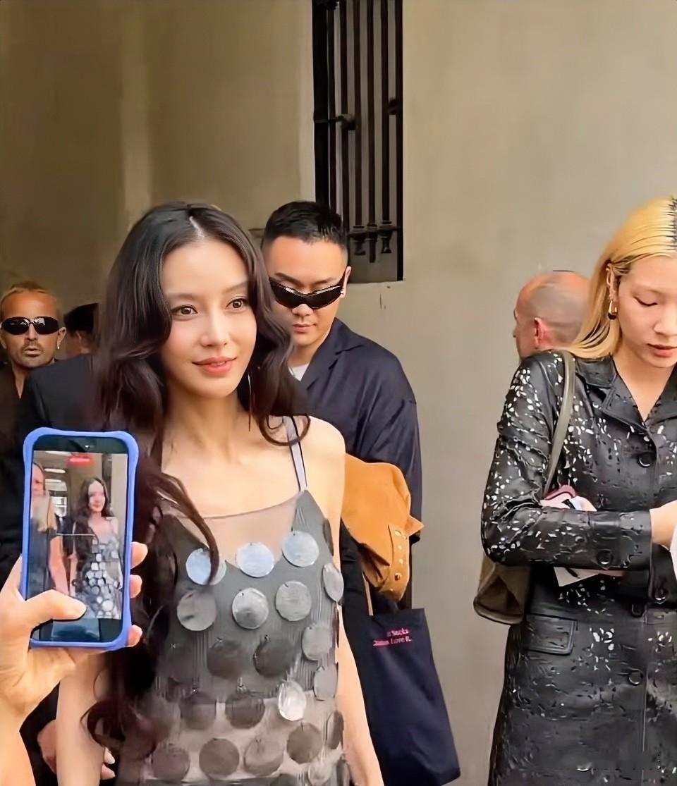 杨颖怎么变这样？发型厚重显老气，颜值被拖垮！杨颖线下活动路人原相机生图出来，真的不好看。整张脸看着很