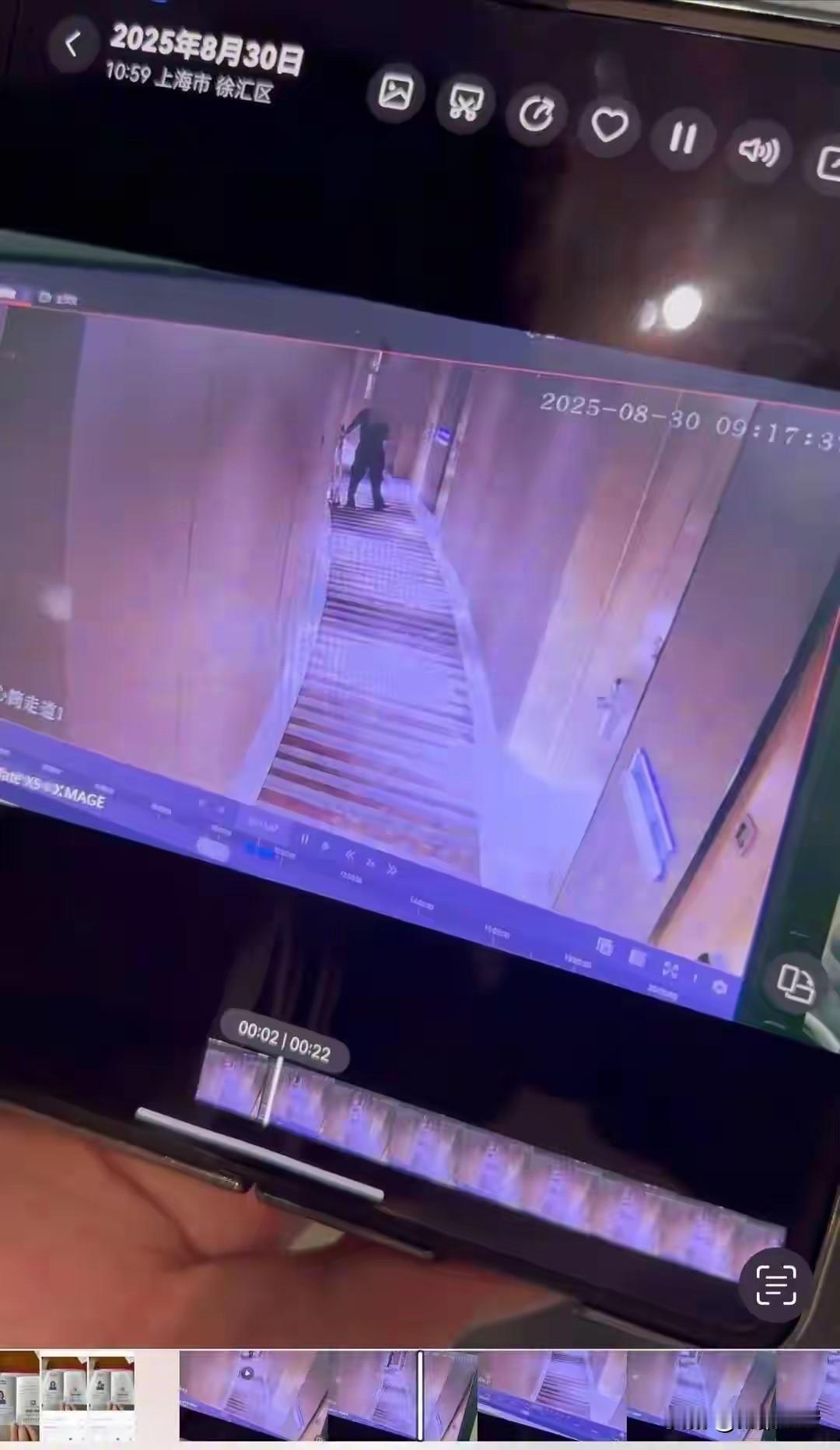 上海，女子花670元入住一家豪华型酒店的双床房，第二天早上，女子一丝不挂在被窝里