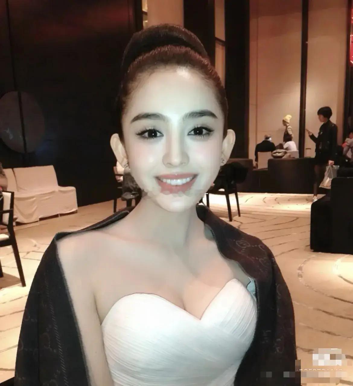 我一直认为，这样才叫大光明，中分的都不算，要从头发鬓角开始梳，因为中分也修饰脸型