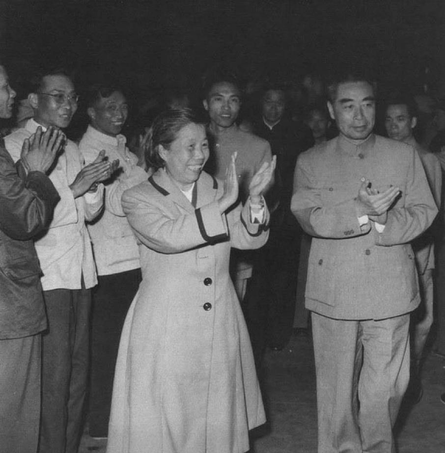 1960年五一国际劳动节期间，周恩来总理与夫人邓颖超在贵阳的老照片。期间在职工食