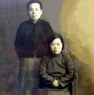 1914年，作家张恨水被迫结婚，他嫌弃妻子貌丑，却经常和妻子同房。不久后，妻子怀