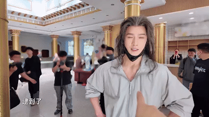 李昀锐想给冰湖重生全组打包盒饭朋友请吃饭救命！李昀锐横店出妆被杨迪尹正截胡，