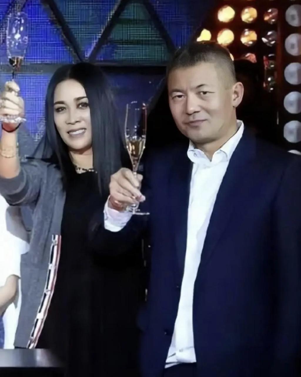 #那英老公否认带美女回家#因为那英老公名下多公司被限高，那英本人和她老公已经没有