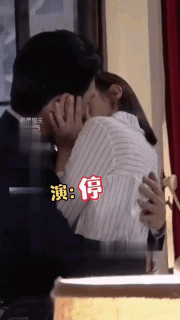 白百何和靳东拍完吻戏后害羞的扑到靳东怀里，她这状态不对啊，这场吻戏既然是好不容易