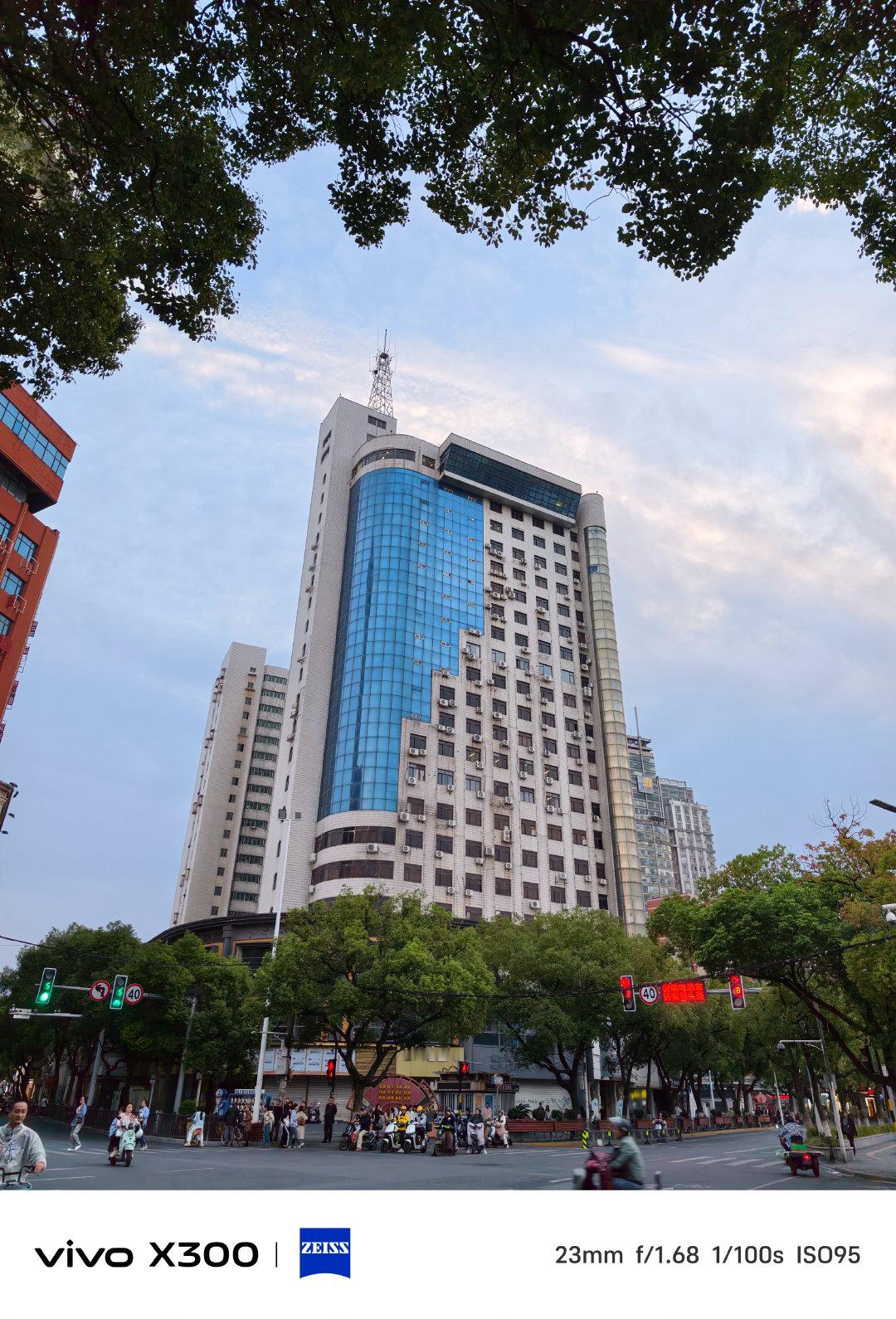 vivoX300拍到了超级月亮超级月亮我没拍，我用X300拍了点样张，如何[坏笑