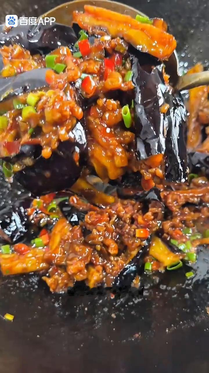 这是一期粉丝点的肉末烧茄子的视频教程，这个才是下饭神器菜。粉丝说她孩子非常喜欢吃