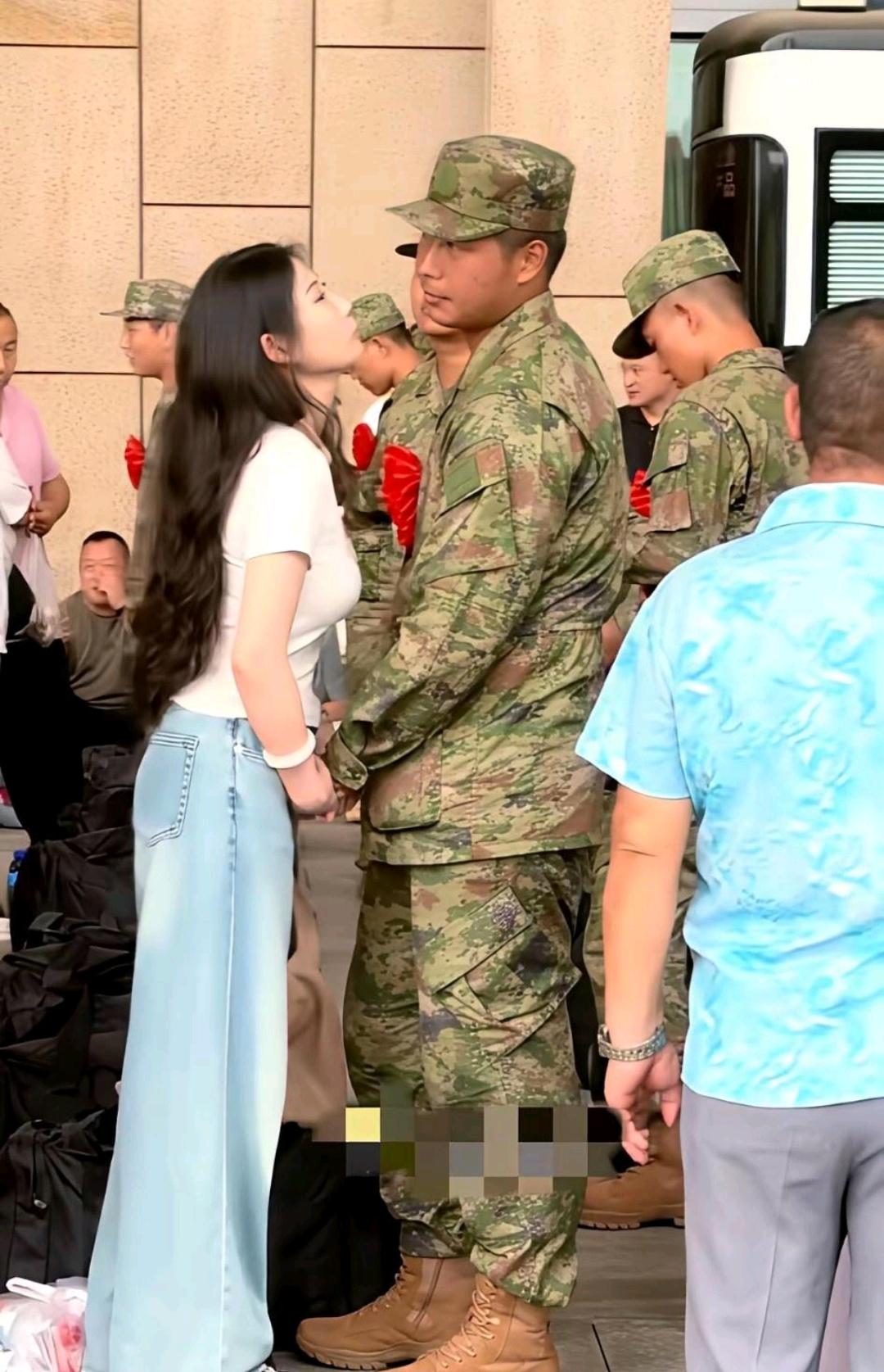 小伙子看起来不情不愿的为什么女追男隔层山？因为男生的“戒备心”，比防盗门