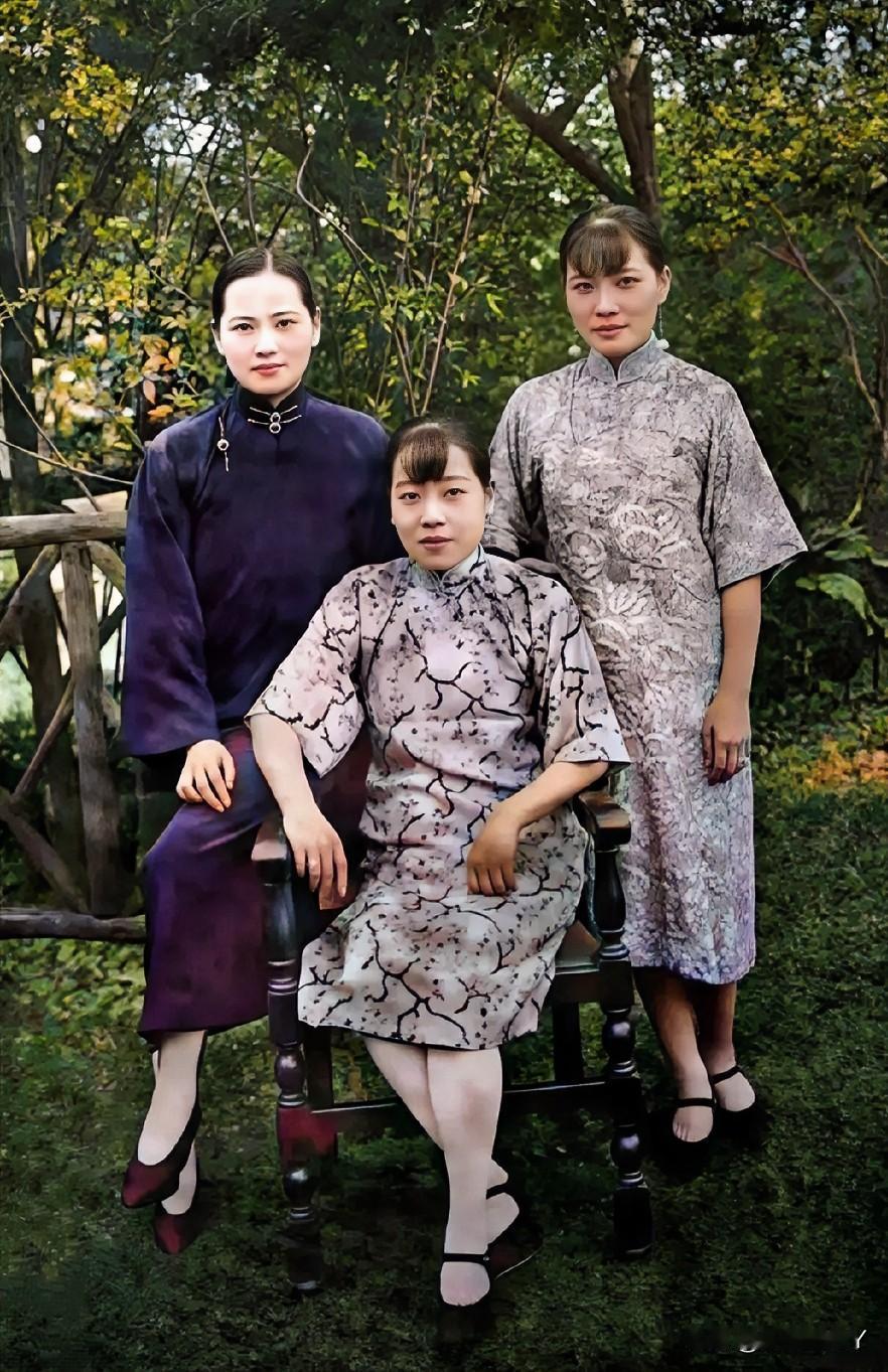 一九二八年，宋氏三姐妹齐聚上海看望她们的母亲并合影留念。这而非演员扮演，而是她们