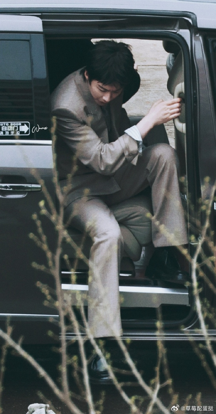 刘宇宁刘宇宁梯子也要两阶两阶的下刘宇宁一步下两阶梯子刘宇宁下梯子都这么有梗，一