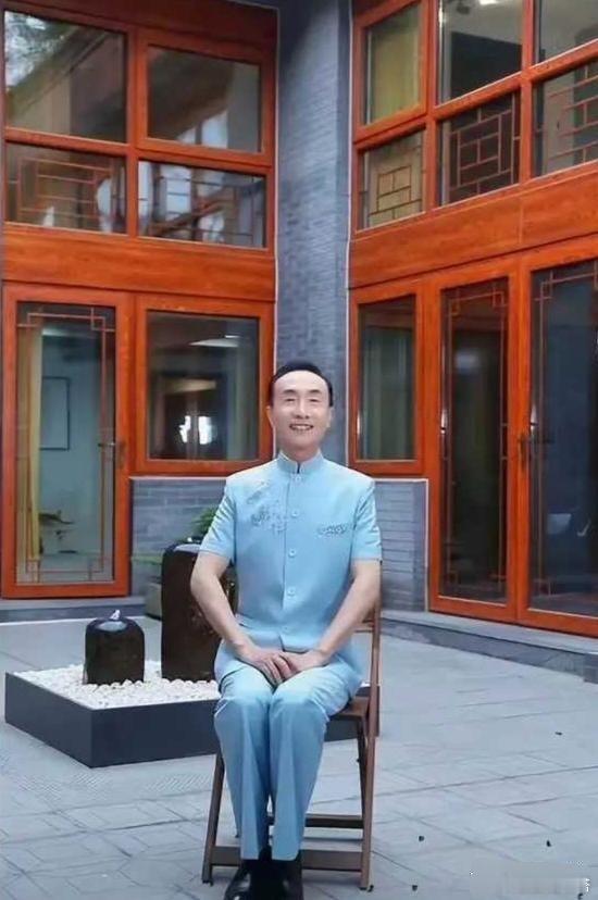 60多岁的巩汉林晒了三张照片，据说换来骂声一片:一是背景中的豪宅或过亿，二是儿子
