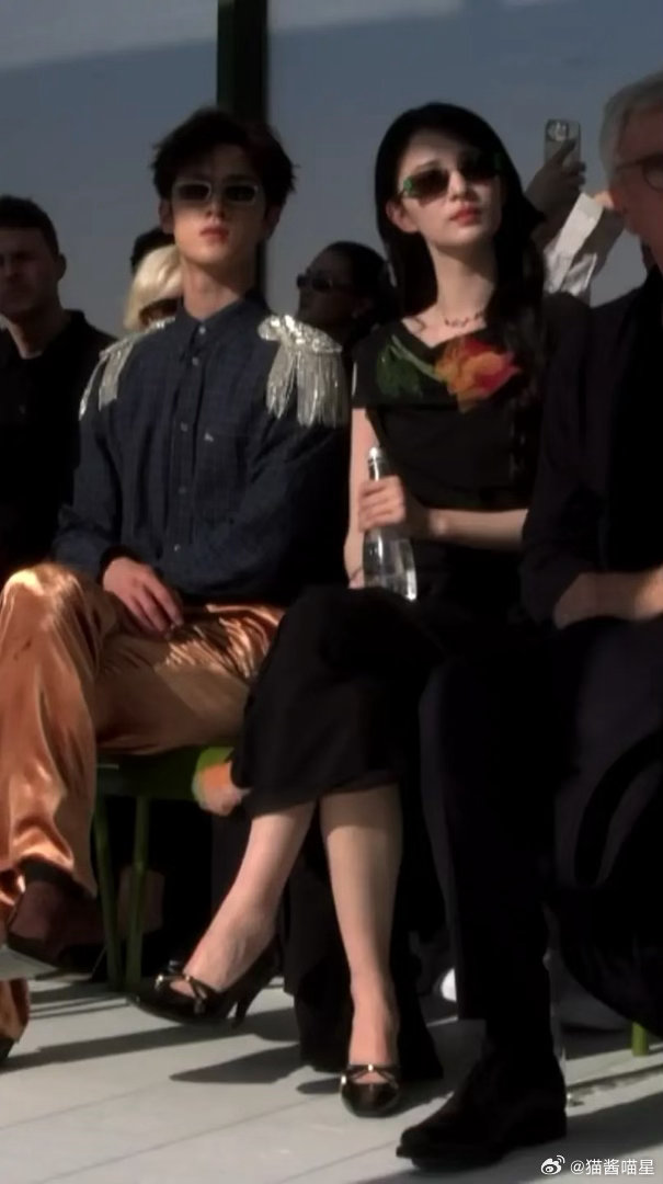 网友辣评:李昀锐和王楚然的看秀造型又一种暴发户夫妻进城的感觉