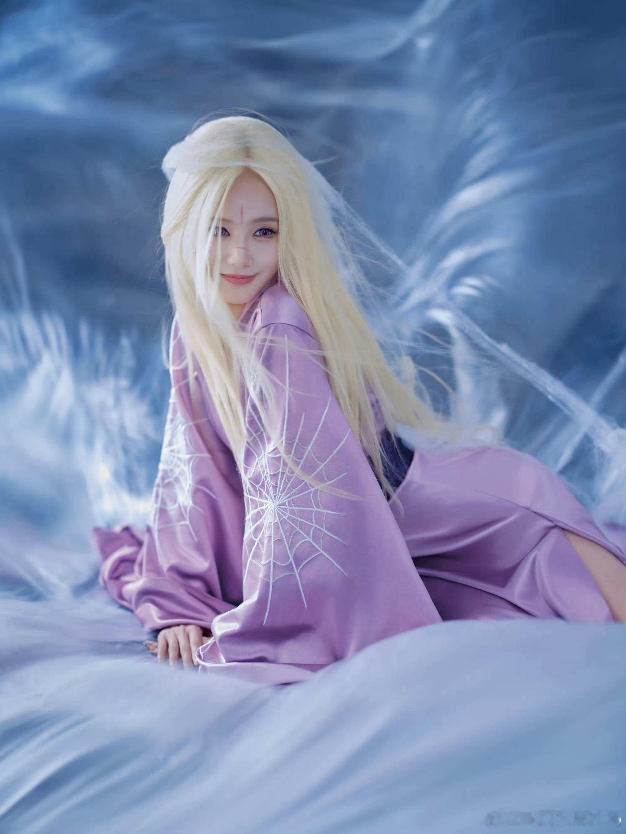 李一桐拍了金发清瞳大片，还原动漫里的角色，有点像白发魔女​​​