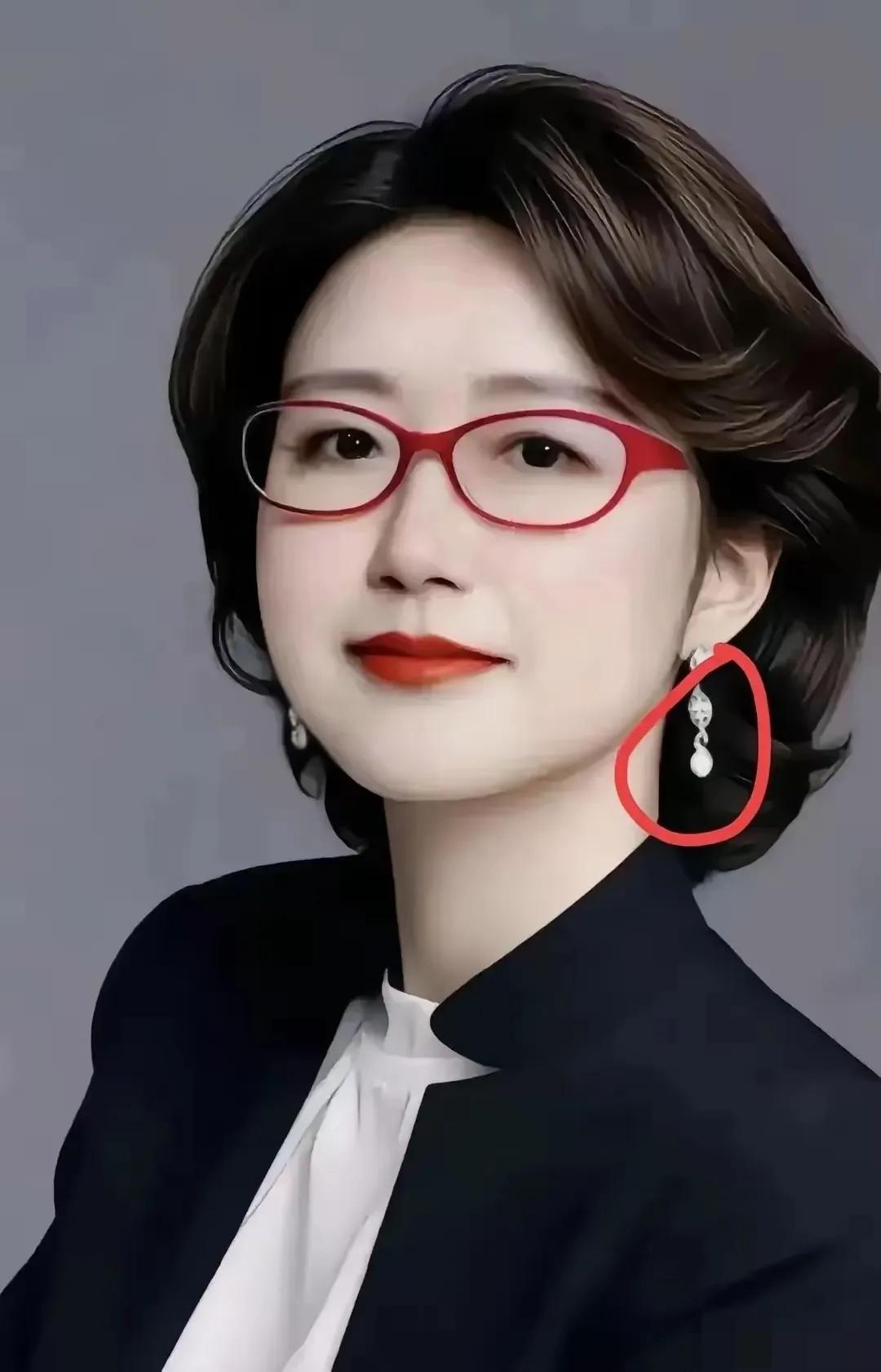 原配手撕渣男撕小三的戏码我们见多了去了，大多数都是在大街上撕头发，扯衣服嘞。可像