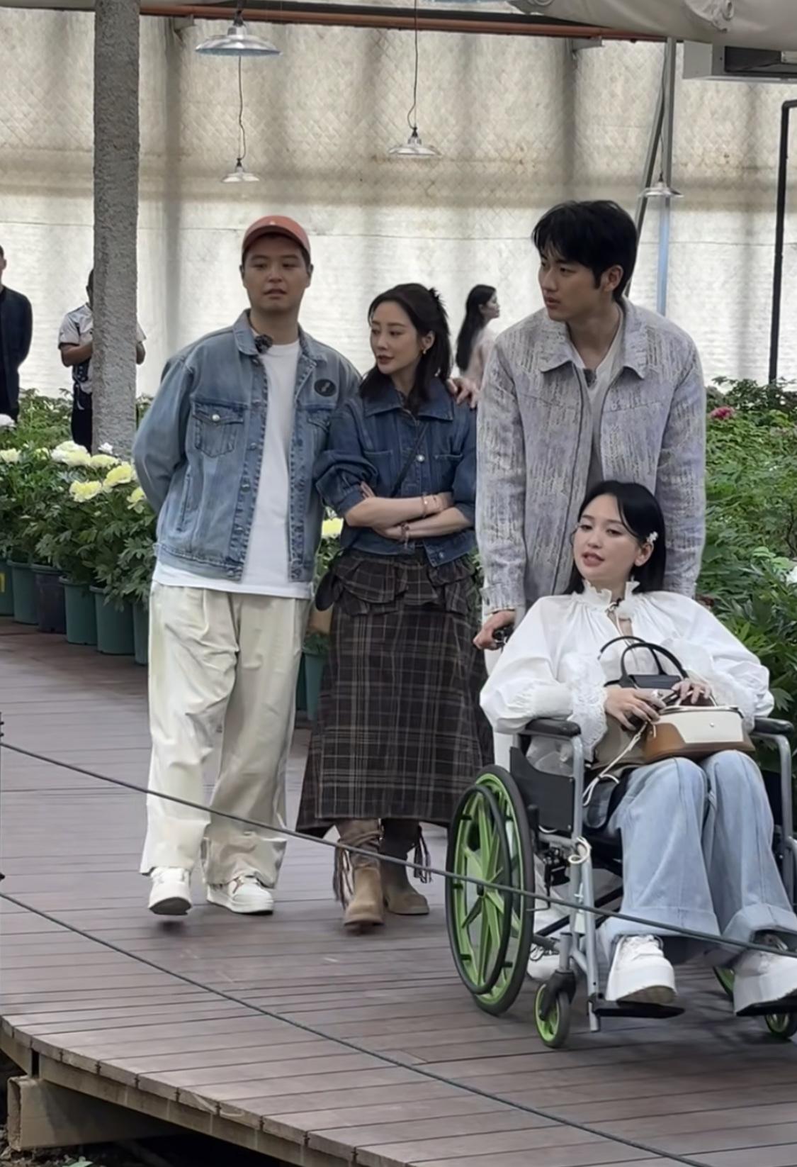 为啥金莎本人大大方方否认怀孕，你们就是不信？她如果真怀了，最多不回应，不会社交平