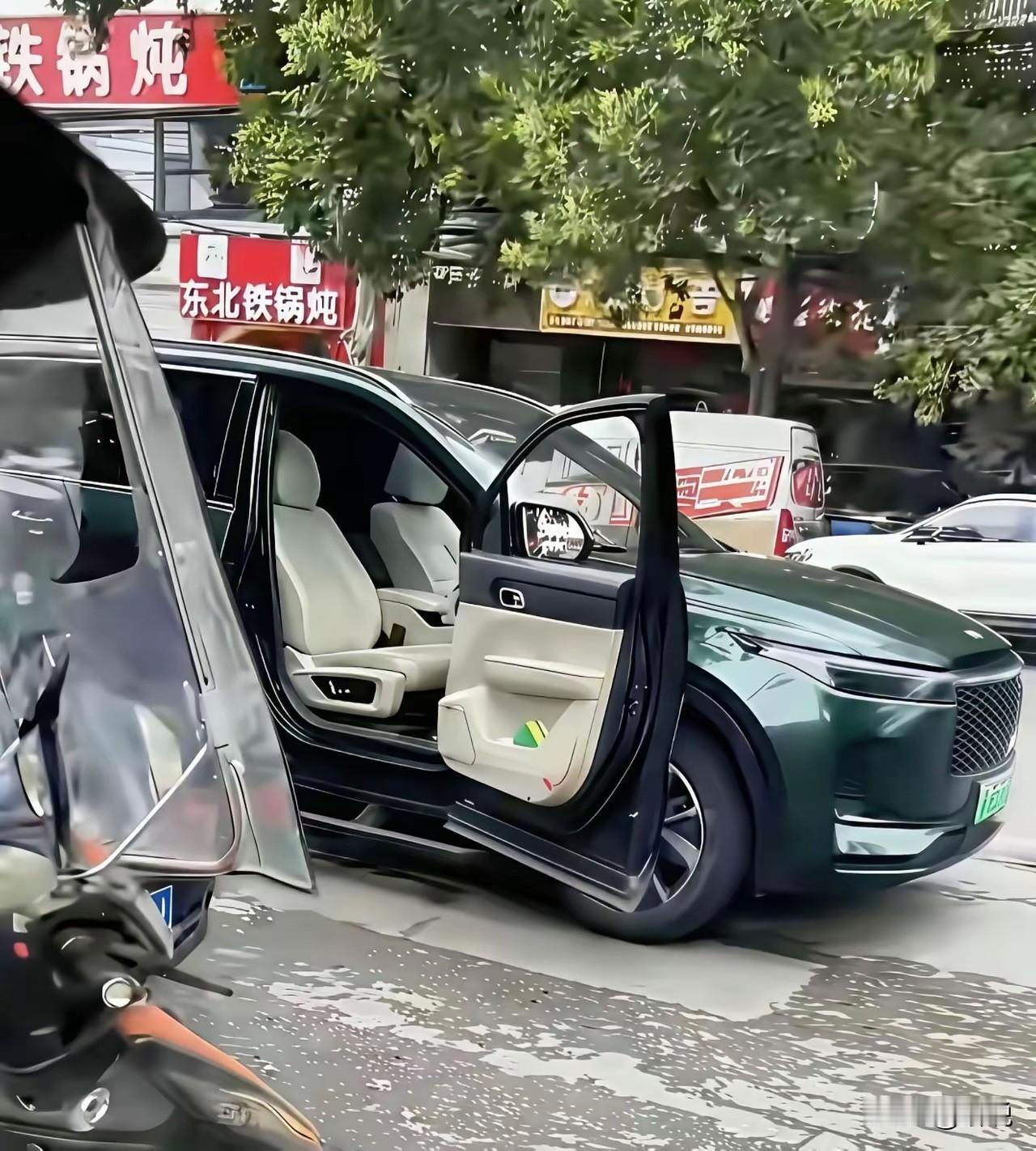 第一次见车门这样开的，这是什么车？