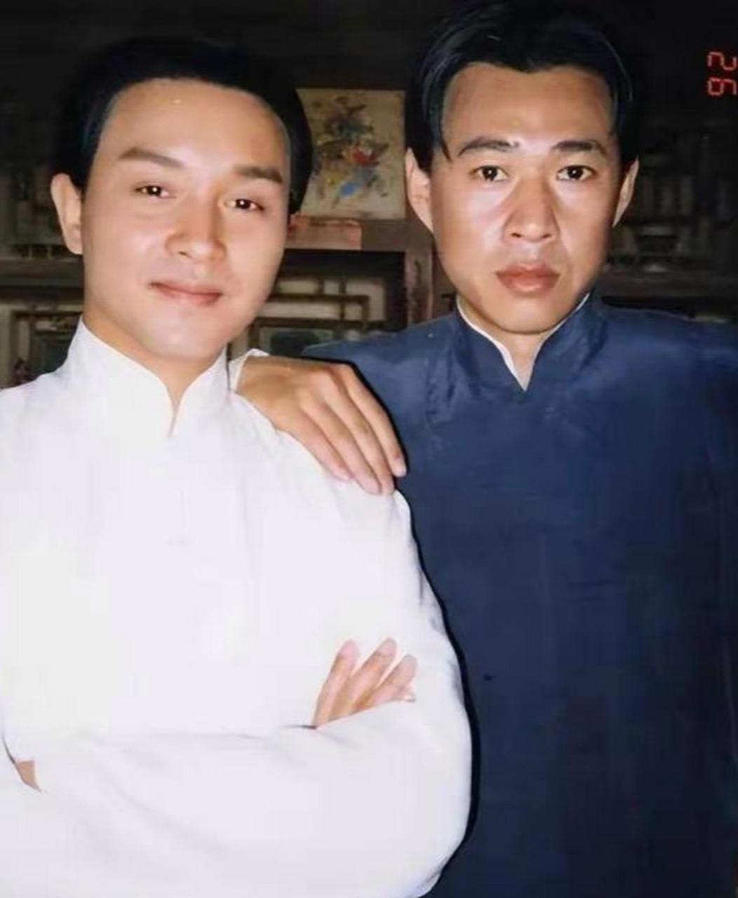 2010年，张丰毅透露：“在拍摄《霸王别姬》时，大家都躲着张国荣，觉得很丢人因为