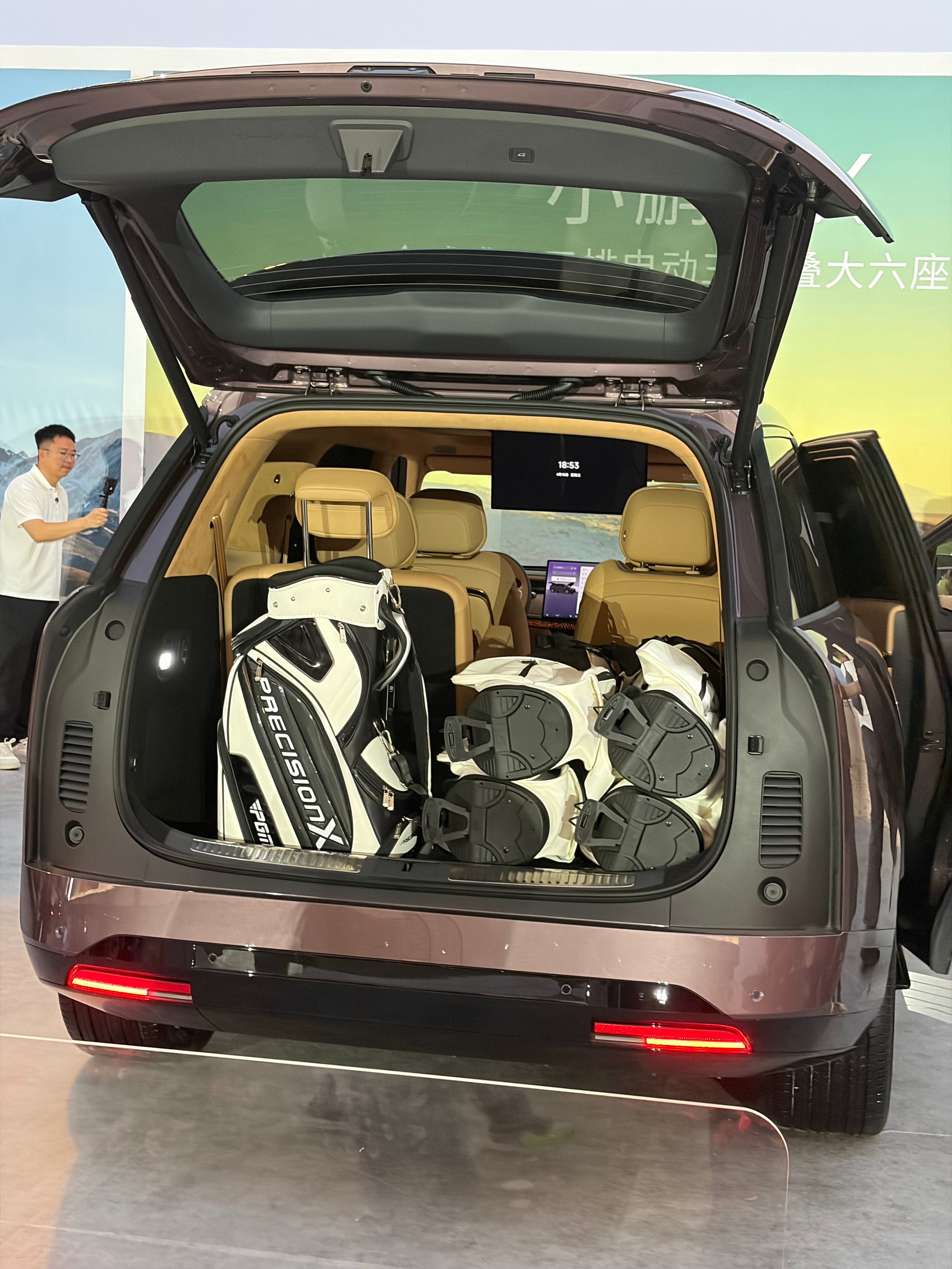 来小鹏GX发布会现场了！这台大六座SUV真的把科技旗舰焊在身上了✨车漆质感高级到